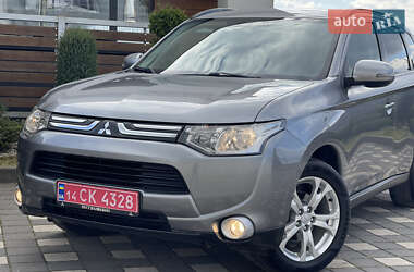 Внедорожник / Кроссовер Mitsubishi Outlander 2014 в 