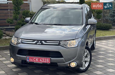 Внедорожник / Кроссовер Mitsubishi Outlander 2014 в 