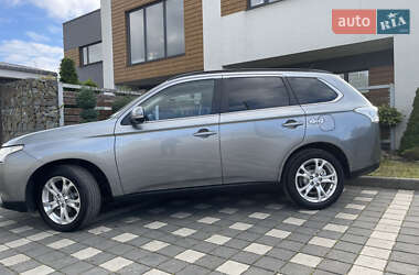 Внедорожник / Кроссовер Mitsubishi Outlander 2014 в 