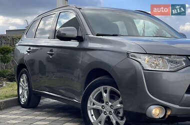 Внедорожник / Кроссовер Mitsubishi Outlander 2014 в 
