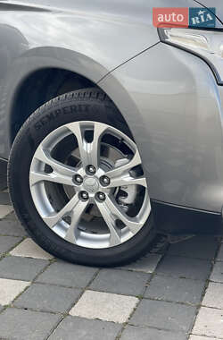 Внедорожник / Кроссовер Mitsubishi Outlander 2014 в 