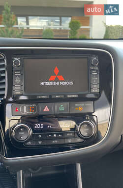 Внедорожник / Кроссовер Mitsubishi Outlander 2014 в 
