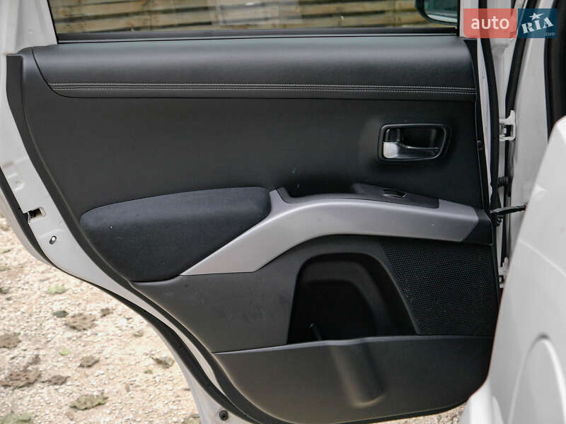 Внедорожник / Кроссовер Mitsubishi Outlander 2010 в Бродах