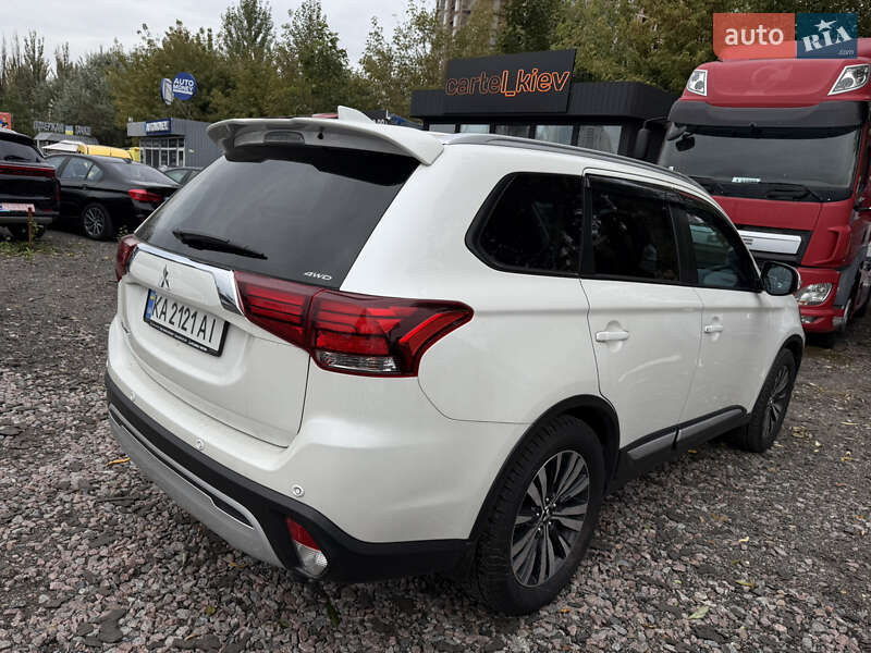 Внедорожник / Кроссовер Mitsubishi Outlander 2020 в Киеве
