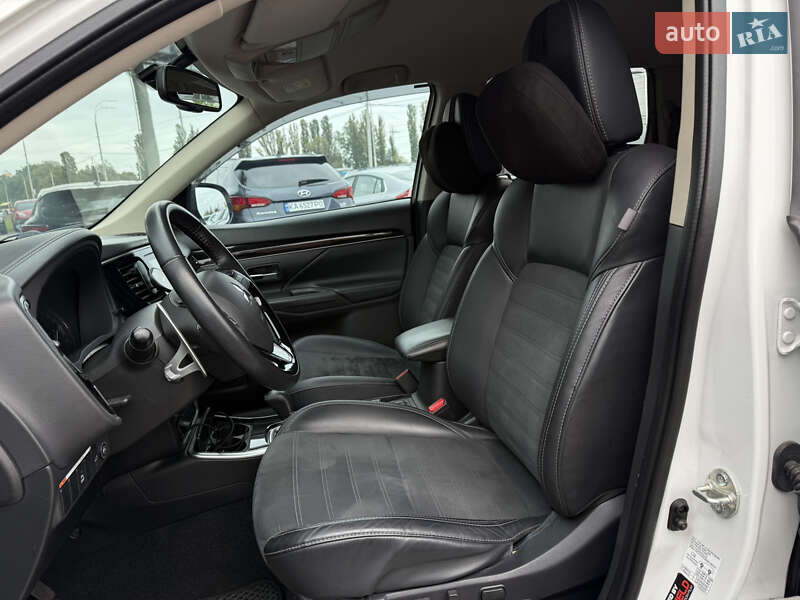 Внедорожник / Кроссовер Mitsubishi Outlander 2020 в Киеве