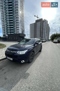 Позашляховик / Кросовер Mitsubishi Outlander 2013 в 
