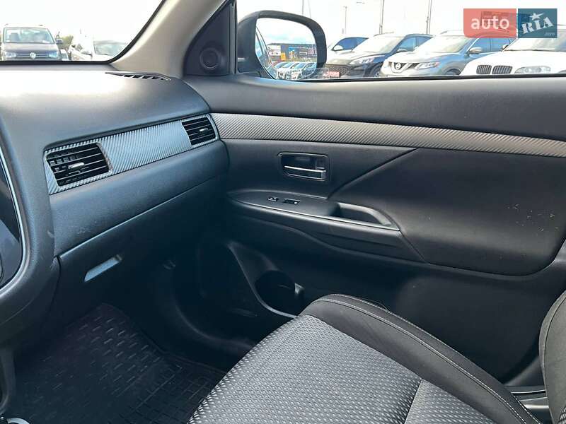 Позашляховик / Кросовер Mitsubishi Outlander 2017 в Львові фото 30 Позашляховик / Кросовер Mitsubishi Outlander 2017 в Львові
