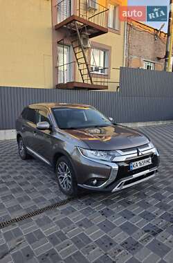 Внедорожник / Кроссовер Mitsubishi Outlander 2015 в 