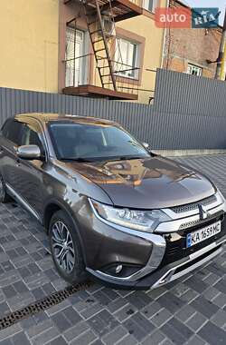 Внедорожник / Кроссовер Mitsubishi Outlander 2015 в 