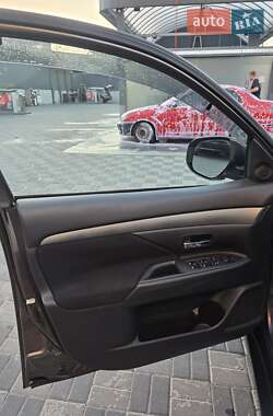 Внедорожник / Кроссовер Mitsubishi Outlander 2015 в 