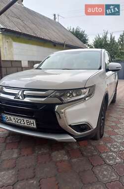 Позашляховик / Кросовер Mitsubishi Outlander 2016 в Кам'янському