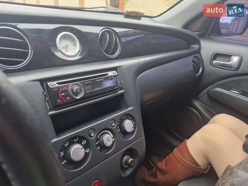 Внедорожник / Кроссовер Mitsubishi Outlander 2004 в Киеве