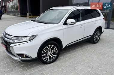 Внедорожник / Кроссовер Mitsubishi Outlander 2016 в 