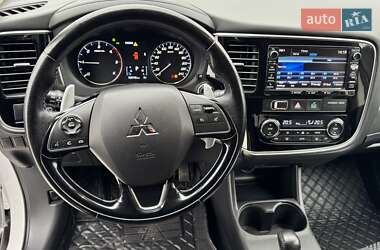 Внедорожник / Кроссовер Mitsubishi Outlander 2016 в 
