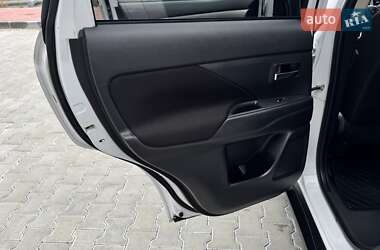 Внедорожник / Кроссовер Mitsubishi Outlander 2016 в 