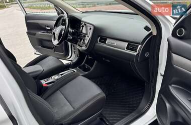 Внедорожник / Кроссовер Mitsubishi Outlander 2016 в 