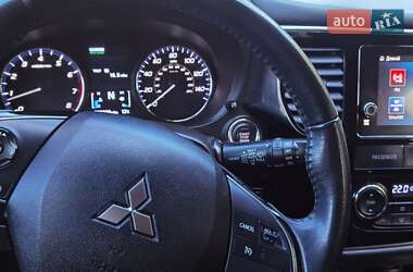 Внедорожник / Кроссовер Mitsubishi Outlander 2017 в 
