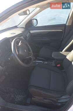 Внедорожник / Кроссовер Mitsubishi Outlander 2015 в 
