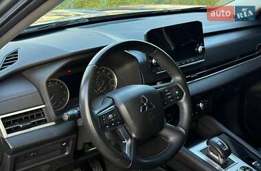 Внедорожник / Кроссовер Mitsubishi Outlander 2022 в 