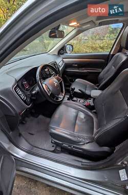 Внедорожник / Кроссовер Mitsubishi Outlander 2012 в 