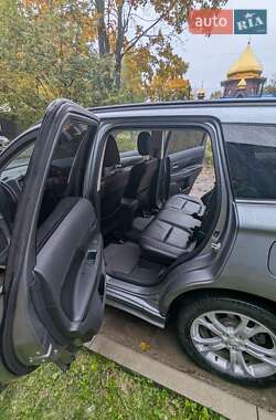 Внедорожник / Кроссовер Mitsubishi Outlander 2012 в 