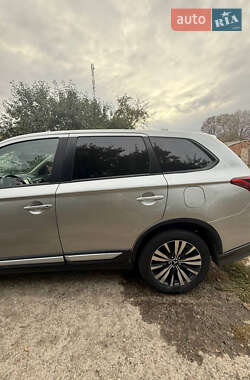 Внедорожник / Кроссовер Mitsubishi Outlander 2018 в 