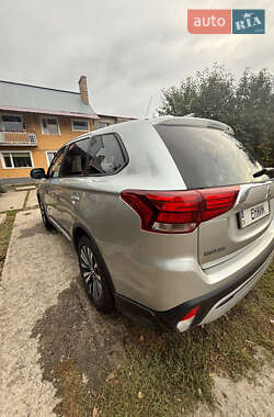 Внедорожник / Кроссовер Mitsubishi Outlander 2018 в 