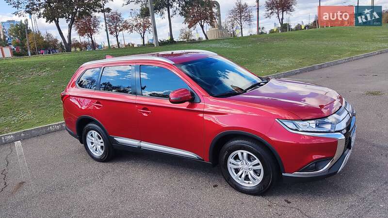 Позашляховик / Кросовер Mitsubishi Outlander 2018 в Києві