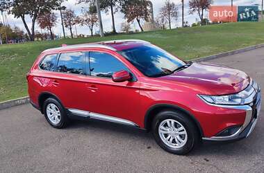 Внедорожник / Кроссовер Mitsubishi Outlander 2018 в 
