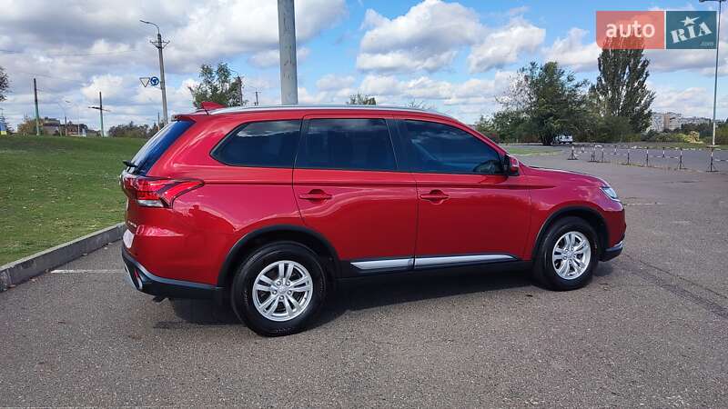 Позашляховик / Кросовер Mitsubishi Outlander 2018 в Києві
