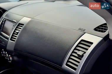 Внедорожник / Кроссовер Mitsubishi Outlander 2012 в 