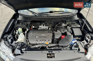 Внедорожник / Кроссовер Mitsubishi Outlander 2012 в 