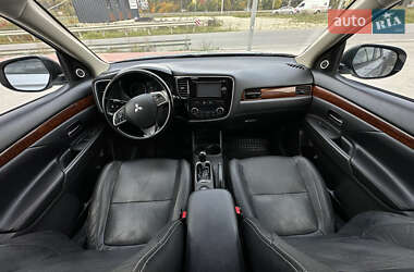 Внедорожник / Кроссовер Mitsubishi Outlander 2013 в 