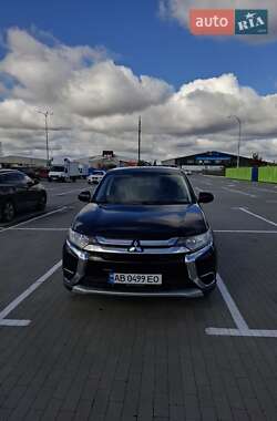 Внедорожник / Кроссовер Mitsubishi Outlander 2016 в 