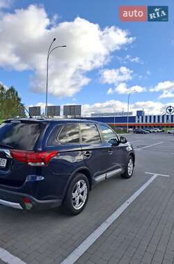 Внедорожник / Кроссовер Mitsubishi Outlander 2016 в 