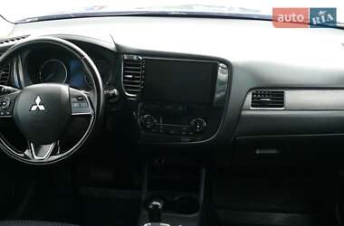 Внедорожник / Кроссовер Mitsubishi Outlander 2016 в 