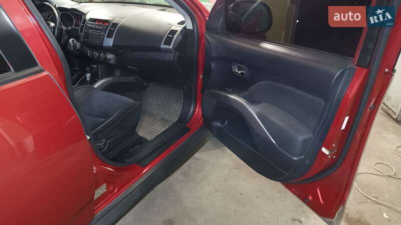 Внедорожник / Кроссовер Mitsubishi Outlander 2010 в Кривом Роге