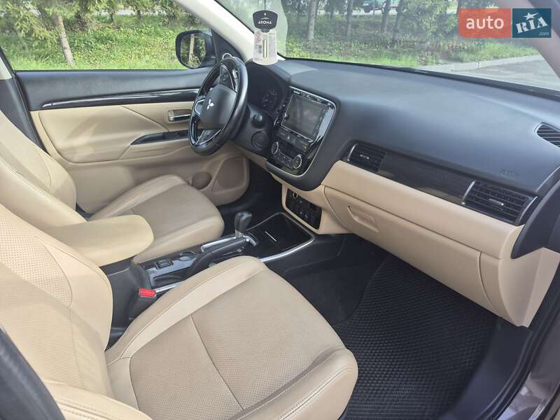 Позашляховик / Кросовер Mitsubishi Outlander 2017 в Тернополі