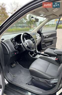 Внедорожник / Кроссовер Mitsubishi Outlander 2016 в 