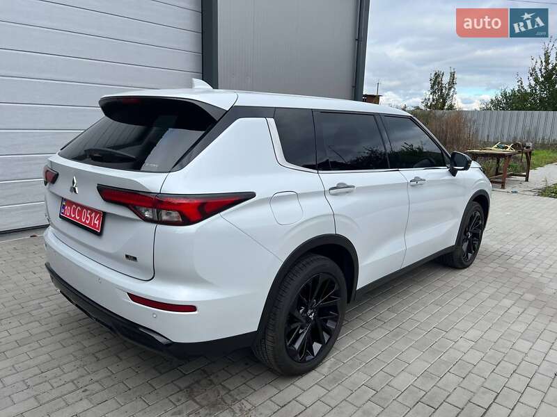 Внедорожник / Кроссовер Mitsubishi Outlander 2023 в Киеве