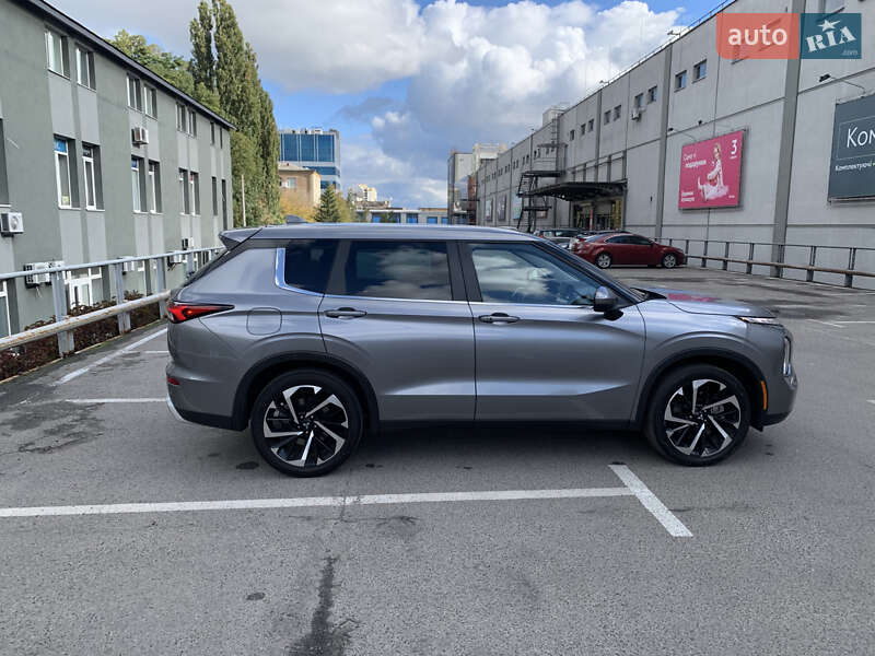 Внедорожник / Кроссовер Mitsubishi Outlander 2022 в Киеве