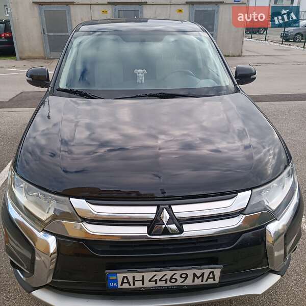 Внедорожник / Кроссовер Mitsubishi Outlander 2017 в 