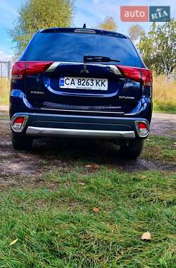 Внедорожник / Кроссовер Mitsubishi Outlander 2017 в 