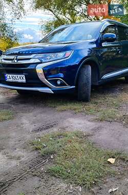 Внедорожник / Кроссовер Mitsubishi Outlander 2017 в 