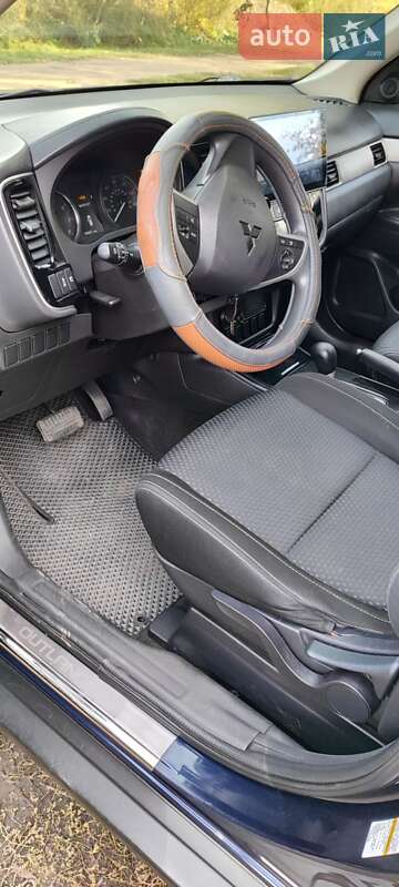 Внедорожник / Кроссовер Mitsubishi Outlander 2017 в Смеле