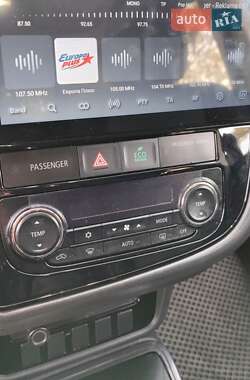 Внедорожник / Кроссовер Mitsubishi Outlander 2017 в 