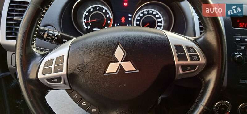 Внедорожник / Кроссовер Mitsubishi Outlander 2010 в Заре