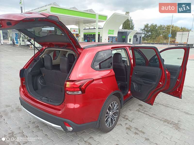 Внедорожник / Кроссовер Mitsubishi Outlander 2016 в Киеве