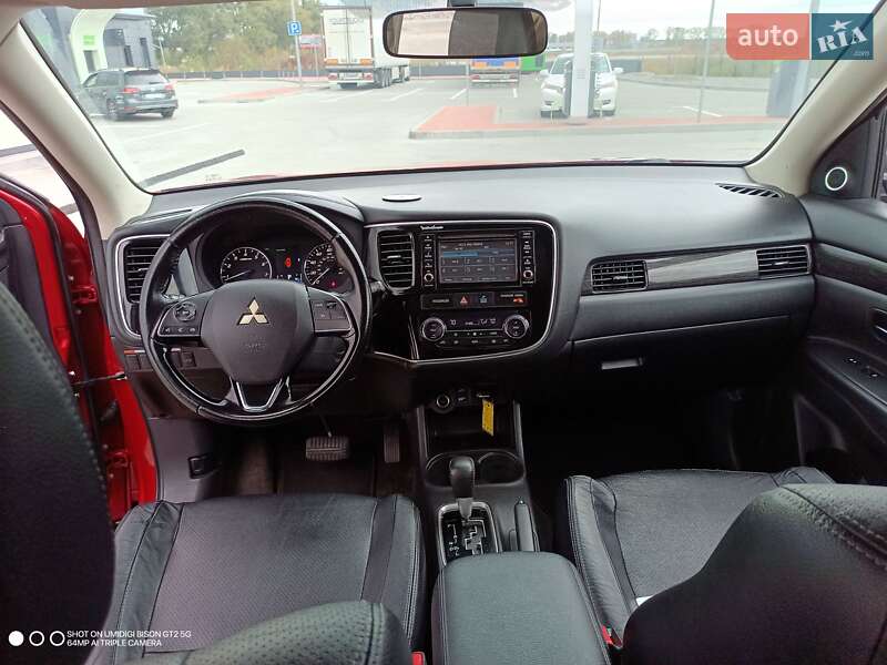 Внедорожник / Кроссовер Mitsubishi Outlander 2016 в Киеве