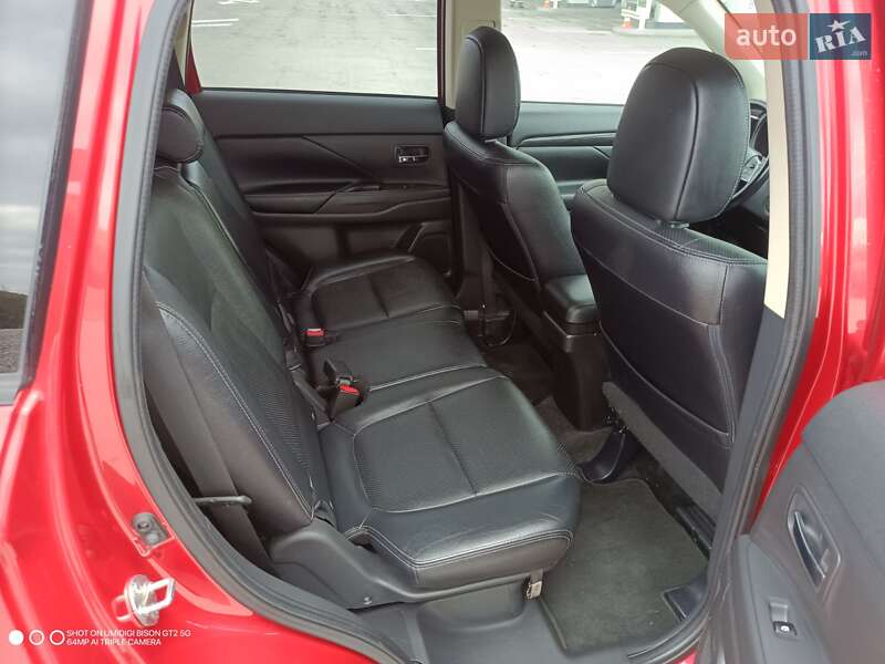 Внедорожник / Кроссовер Mitsubishi Outlander 2016 в Киеве